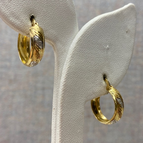 Classic 14k Yellow Gold Diamond Cut Textured Design Small Huggie Hoop Earrings - Picture 2 of 8